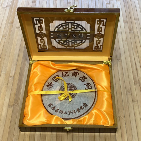 Подарочный Шу пуэр Чангтун Эрпу 2004 года 357 г